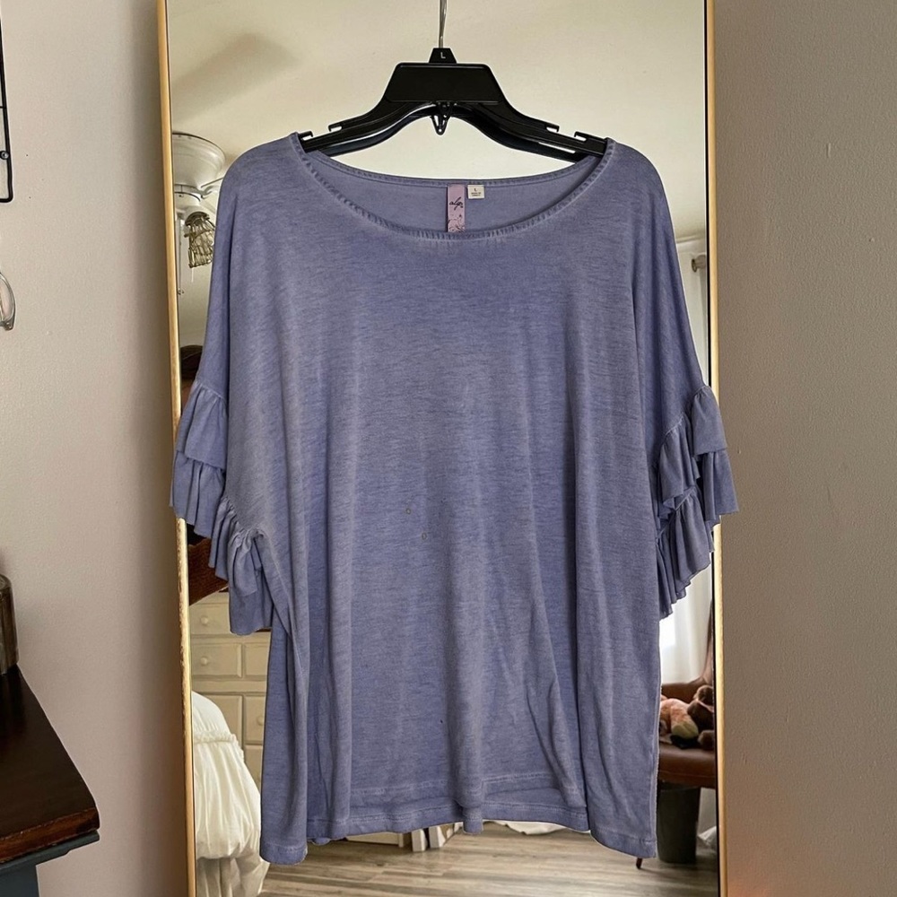 Alya T-shirt with fluttered sleeves. Size L.